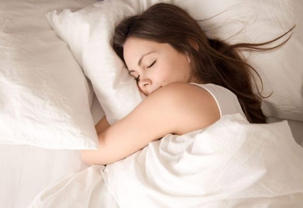 Nghỉ ngơi, ngủ đủ giấc để thư giãn tinh thần và giảm đau nhức tai